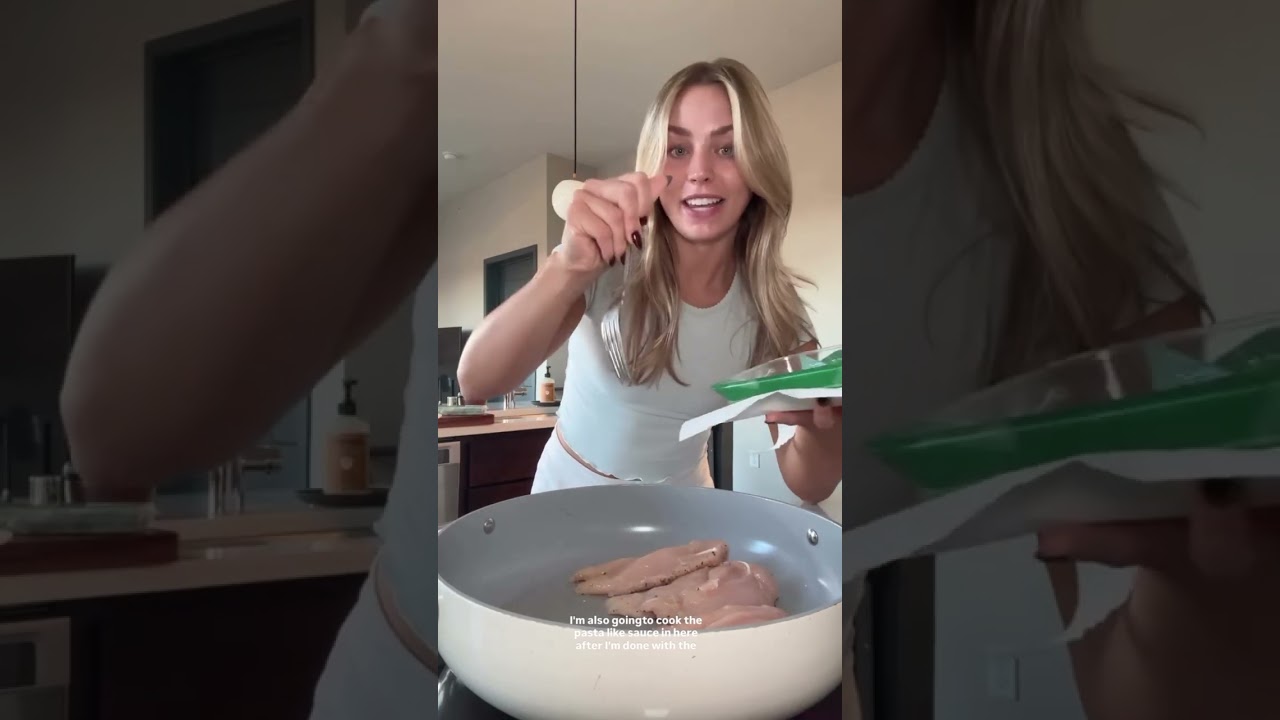 What I eat in a day. Brown butter sage pumpkin pasta 🍂  