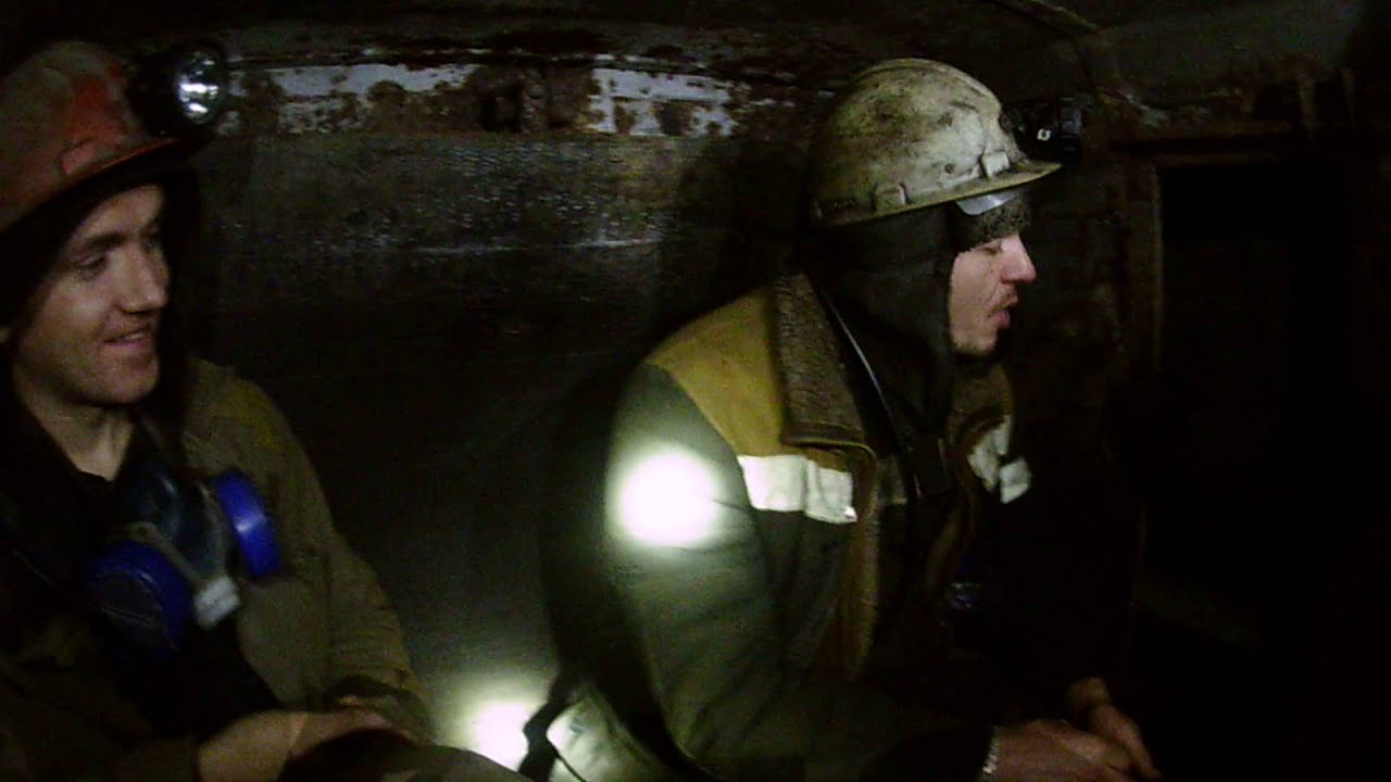 Инженер норильский никель. Крепильщик в шахте. Работник склада. Шахта распадская новокузнецк. Шахтёры крепильщики.