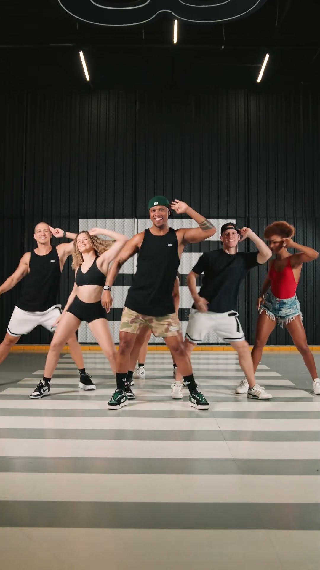 E essa da Anitta, Rogerinho e HITMAKER que não sai da cabeça! ? ?| FitDance