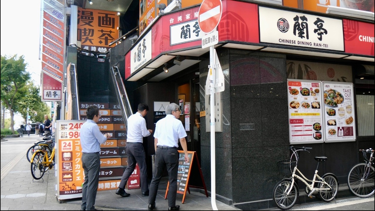 Любимая японцами китайская кухня: мастерство шеф-повара поражает офисных работников!