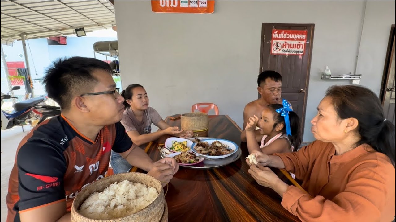 กินข้าวเที่ยงกับครอบครัวตำบักหุ่ง ปิ้งไก่นาป่งอ้ายแสงเอามาฝาก|