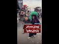 زوجان فلسطينيان مسنان ينزحان مشيا على الأقدام عن مدينة غزة