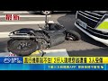 苗栗黃昏市場車禍！2行人沒走斑馬線違規穿馬路遭騎士撞翻｜三立新聞LIVE
