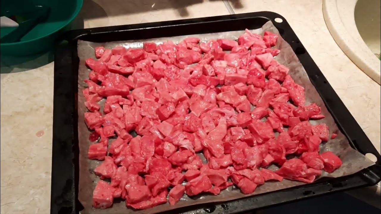 Сколько варить лёгкое говяжье по времени для собак. Сушка для мяса для собак. Приготовление легкого для собаки. Легкое в сушилке для собак. Сушилка для лакомств собакам.