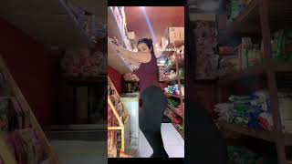 Mutia Jagain Warung Sambil G0Y4N9