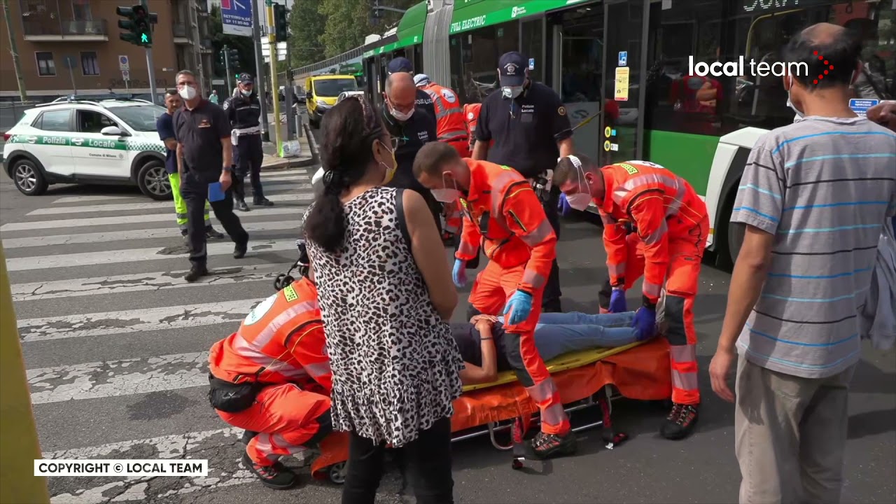 Milano, scontro filobus-auto in via Renato Serra: almeno una decina i feriti, le prime immagini