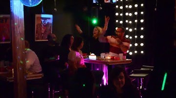 Enjoy quiz buzzer in Pub Quiz  warm up game