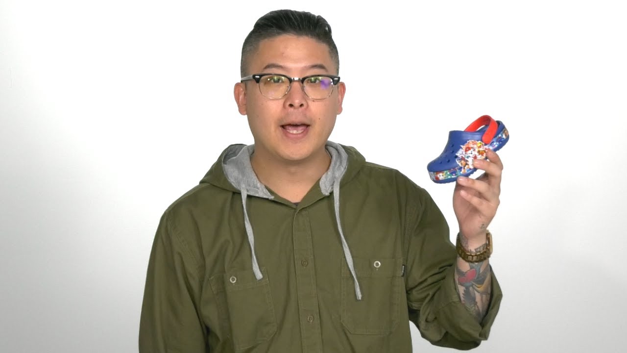 how to put charms in crocs