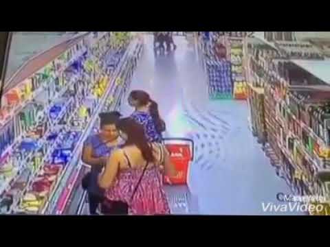 Women Theif caught on CCTV camera stealing in super market ||LOG KYA ...