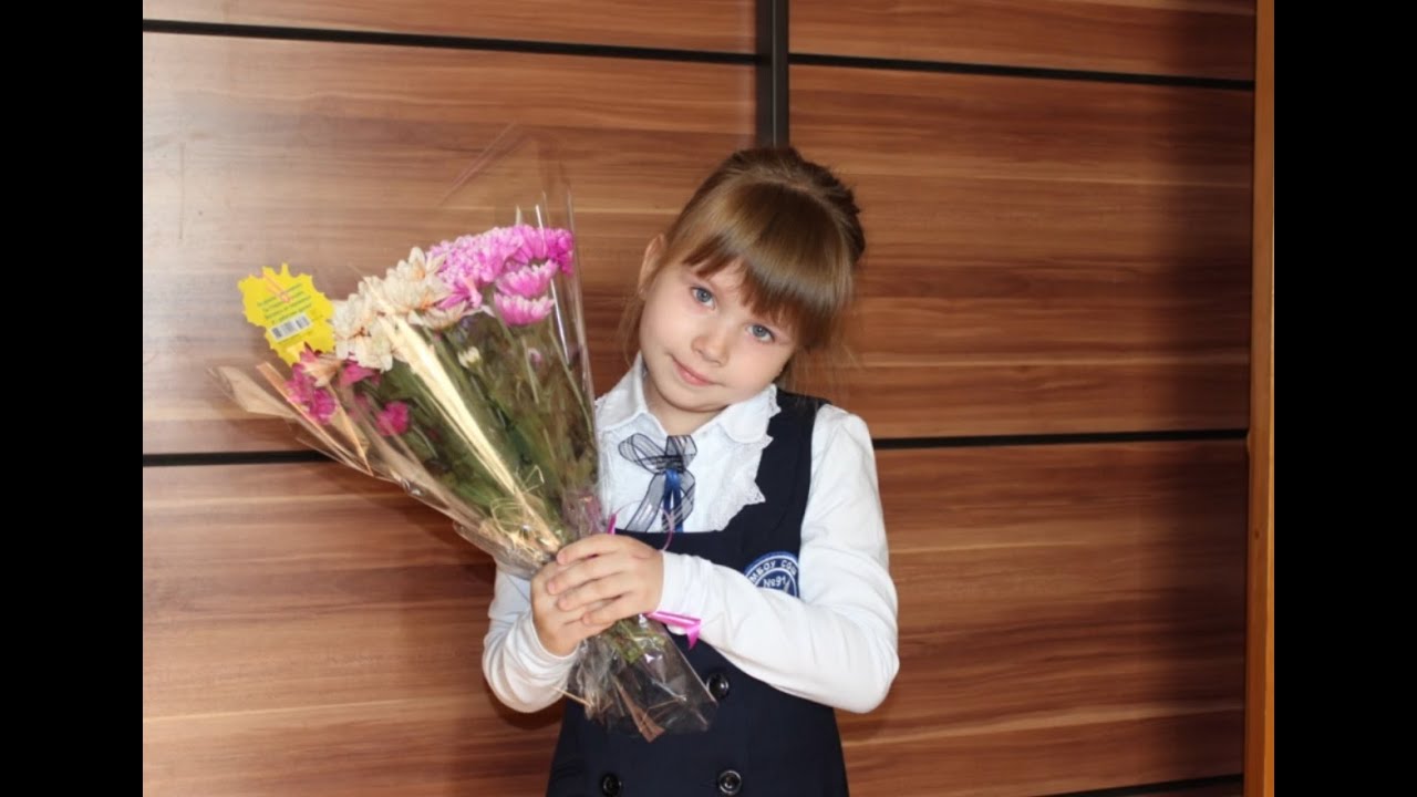 собираем портфель в школу. она пошла в школу. она пошла в школу. школа первоклассника. первоклашка.