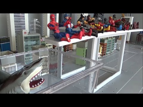 Spiderman 10 Super <strong>Heroes</strong> Fall into a <strong>shark</strong> pool toys play 스파이더맨 10명 슈퍼 히어로즈 상어 수영장에 빠지다 장난감 놀이