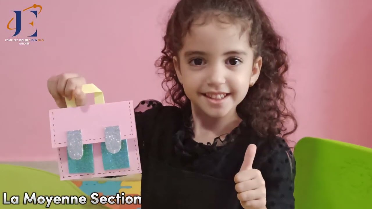 Nos petits de la moyenne section s'activent à manipuler le matériel de collage.