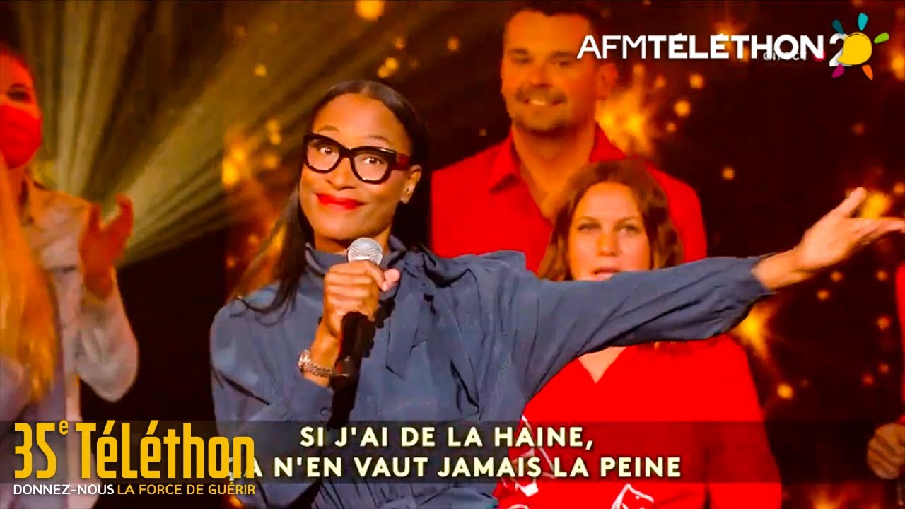 Native et la chorale de JouéClub chantent 