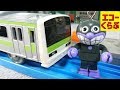 プラレールの山手線の乗車に苦労するバイキンマン！！なぜかホームに観光列車の或る列車が来て大喜び！駅にトミカのヘリコプターが落ちてきた…子供向けおもちゃ動画 echoechoclub