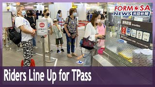 Public-transit riders line up to refund old passes and buy TPass screenshot 1