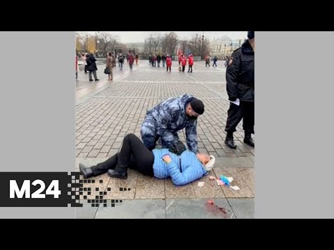 На Манежной площади самокатчик на скорости сбил женщину - Москва 24