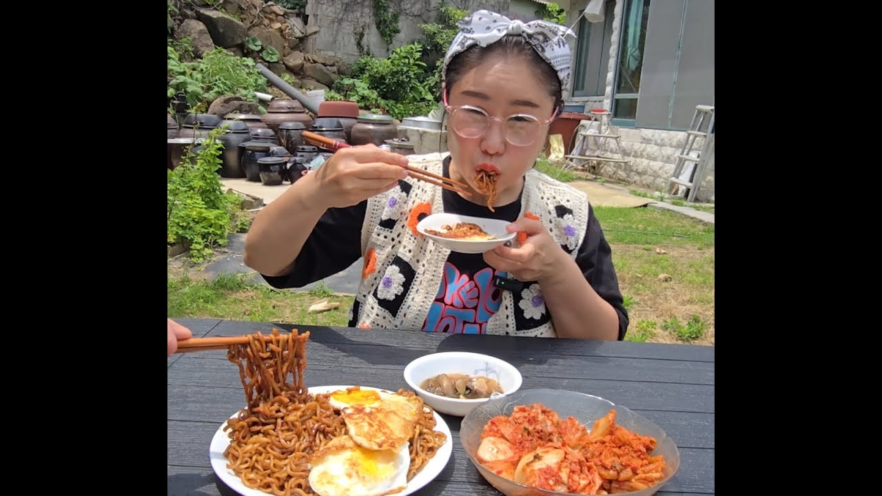 시골 마당에서 짜파게티 먹방 with 김치~(jjajang Ramen with Kimchi) 요리&먹방~ ASMR MUKBANG-EATING SHOW