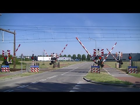 Spoorwegovergang Wijchen // Dutch railroad crossing