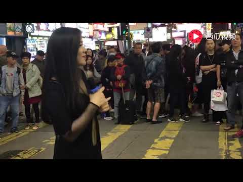 街头艺人演唱陈慧娴粤语金曲《千千阙歌》，韵味十足引得路人围观