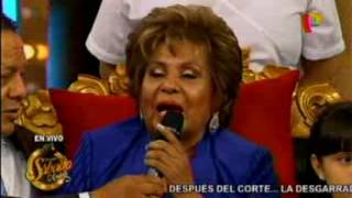 La señora Amparo Cabrera en su homenaje realiza un donativo