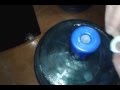 Как заменить бутыль с водой на кулере с верхней загрузкой?
