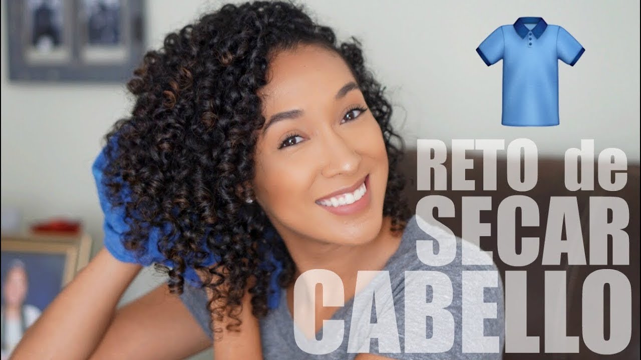 Reto de Secar Cabello Rizado Usando Solo Una Camisa | RisasRizos En Español