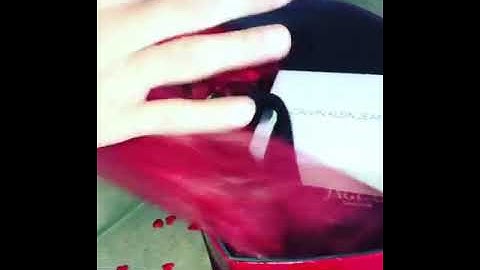 Ana Korać kiti Davida sa poklonima/Muška sponzoruša?