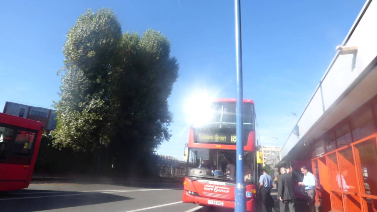Metroline & London United I Route 483 & 183 I Picks up passengers