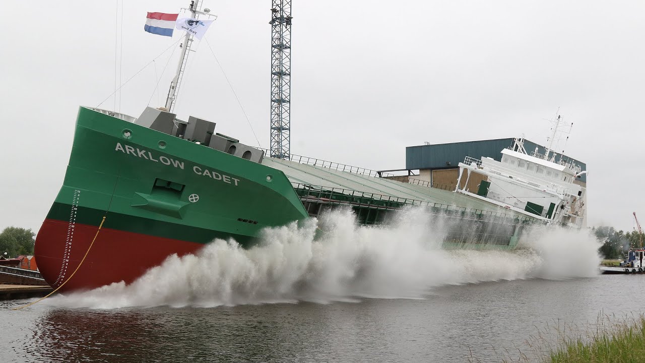 Westerbroek - Tewaterlating van de ARKLOW CADET bij Ferus Smit