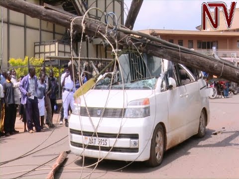 One injured as electricity pole falls on moving car - YouTube
