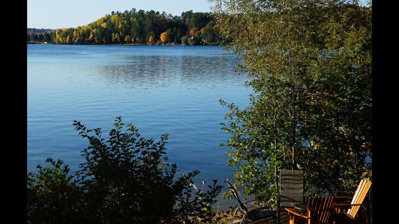 2019, Québec, Au Bord du Lac Blue Sea, en Automne, au Canada, par