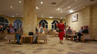 チュニジア、スースのホテル内でベリーダンスを踊る女性を見物!