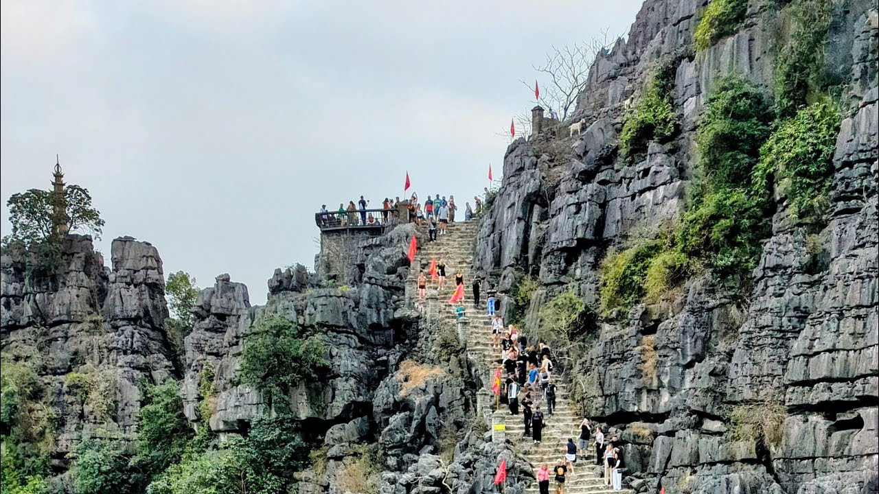 CONQUERING 500 steps to reach the spectacular viewpoints of MUA CAVE in Ninh Binh, Vietnam