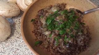 Гречневая каша с шампиньонами и лесными грибами в сливочном соусе Гречневая каша с шампиньонами и лесными грибами в сливочном соусе