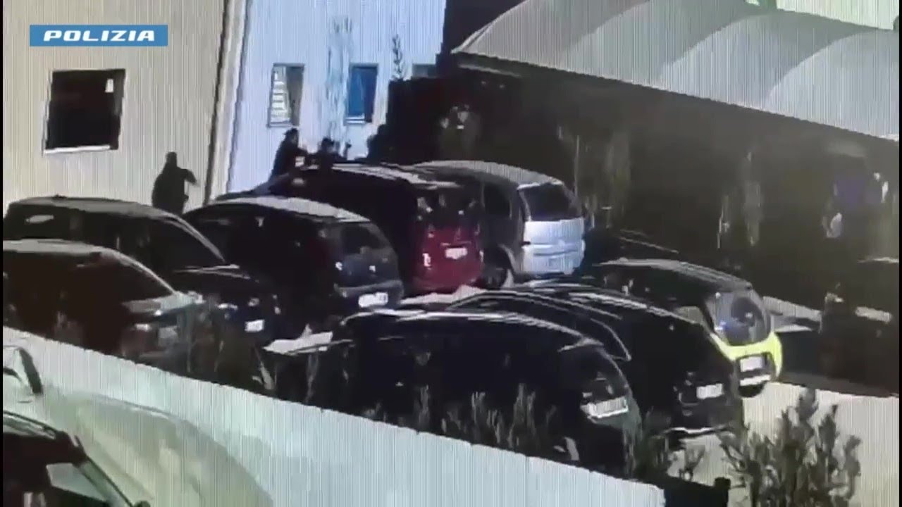 Trani, 32enne ferita da un proiettile vagante fuori da una discoteca: quattro arresti