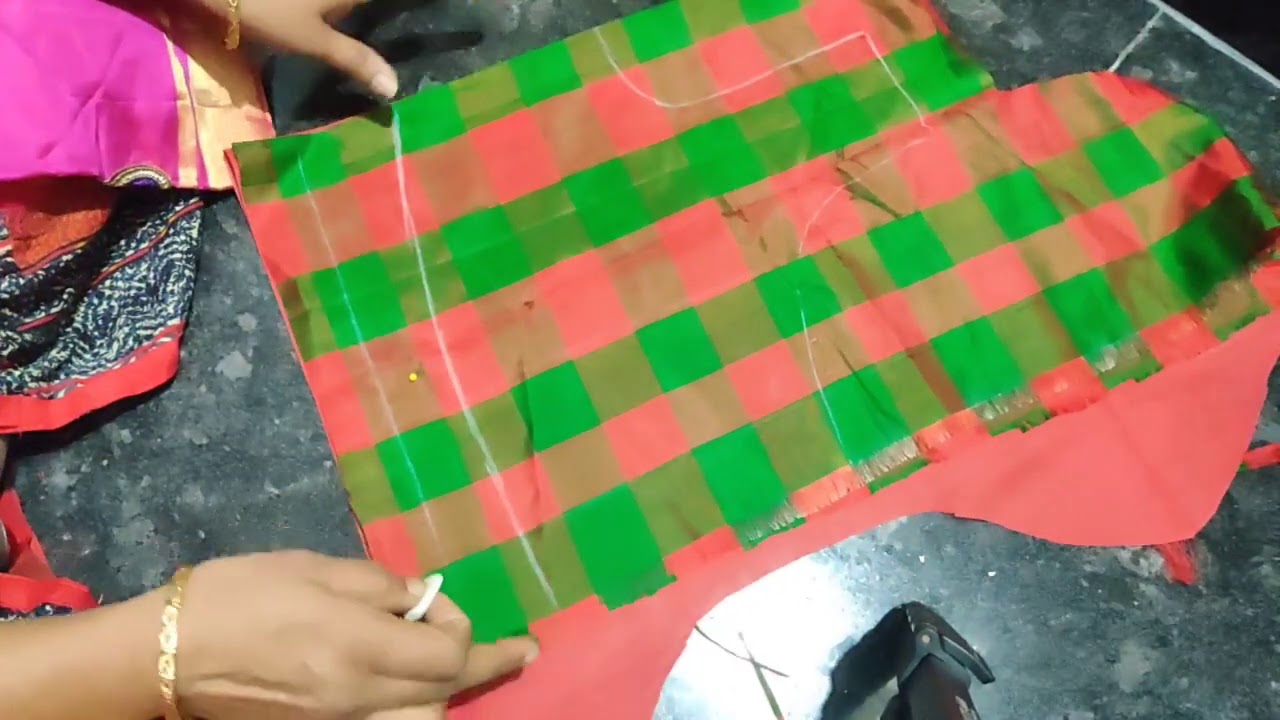 70 ಸೆಂಟಿಮೀಟರ್ ರೇಷ್ಮೆ ಬಟ್ಟೆ ಇಂದ   42 ಎದೆ ಸುತ್ತಳತೆ ಬ್ಲೌಸ್ ಕಟಿಂಗ್ ಮಾಡೋದು ನೋಡಿ