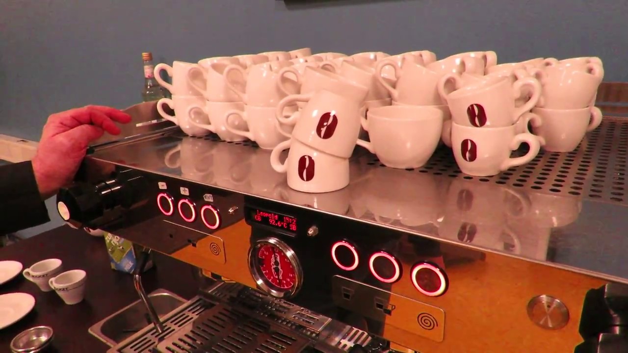 The Coffee School - Kopjes op espressomachine