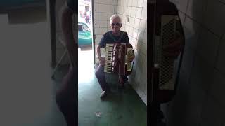 Jose Carlos santana brincando com os dedos