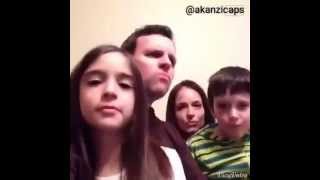 Kendi capinda cilginlar gibi eglenen aile