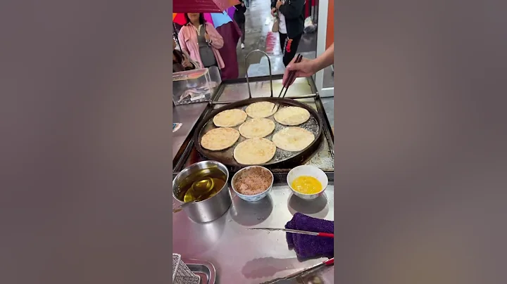 The process of making egg - filled pancakes and making money from selling them