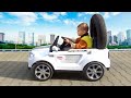 J赤い車のタイヤがパンクした