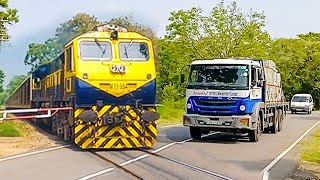 🇮🇳 | ASHOK LEYLAND LORRY stuck on railroad crossing While WDP4D LOCOMOTIVE Honking in INDIA