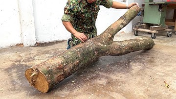 Building a Spectacular and Imposing Table from a Giant Tree Trunk : A Woodworking Feat