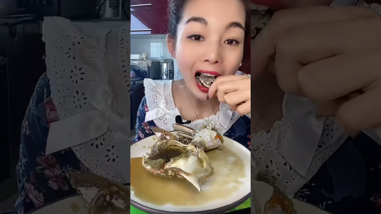 SHE IS EATING RAW CRAB 🦀 YouTube