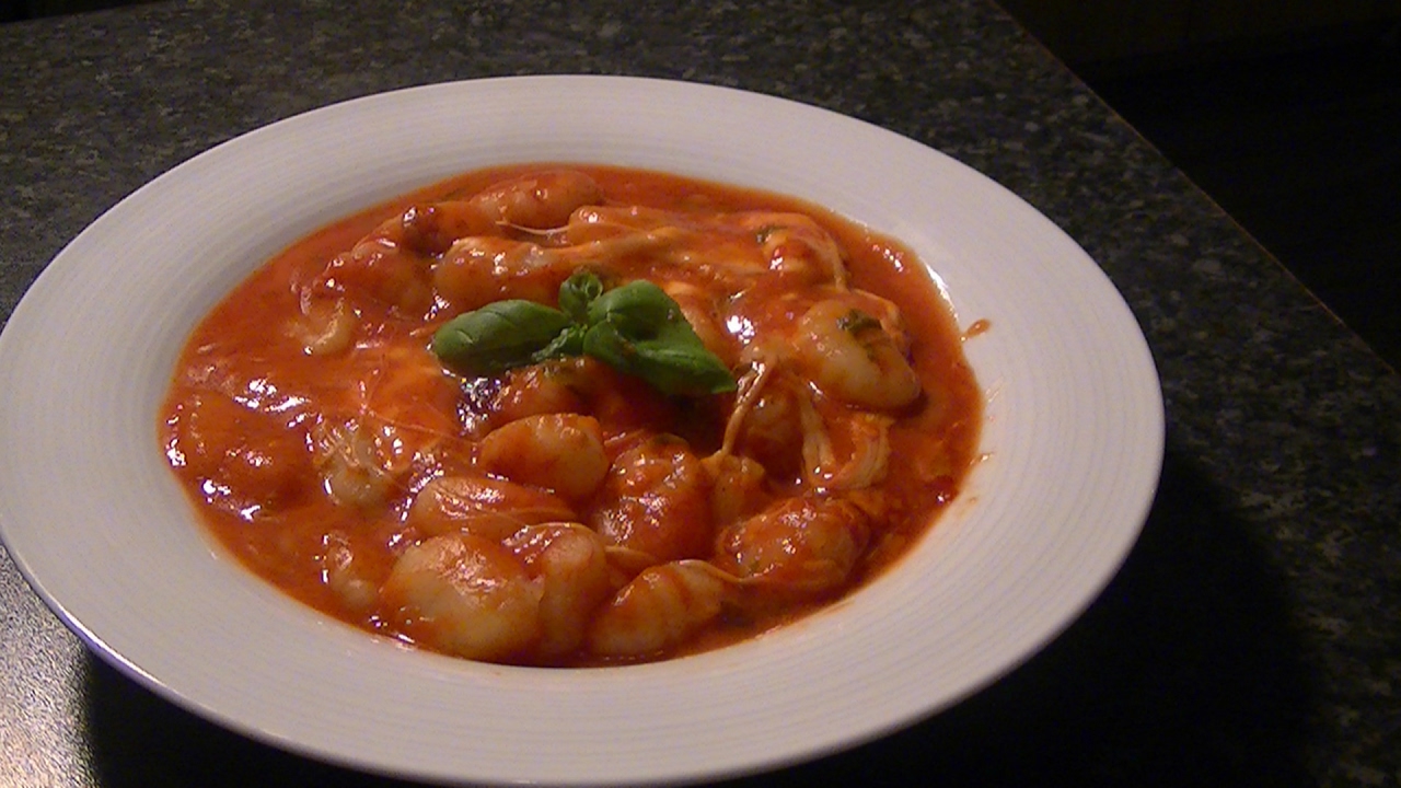 Ovenbaked gnocchi with tomatobasil sauce, mozzarella & parmesan YouTube