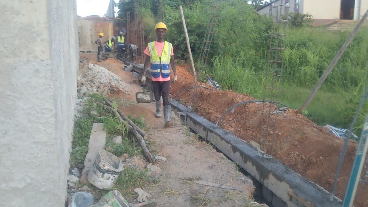 Novidades: trabalhamos duro nesta do muro,e a casa da família da Martinha já colocaram porta 