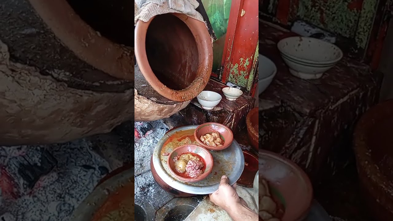Delicious Naiki Siri Paye | Peshawari Nashta | Baba Nikka Siri Paye Farosh in Peshawar Street Food !