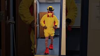 Un gallo giro recorre la ciudad. #disfraces #accesorios #buenhumor #videodivertido #shortgracioso