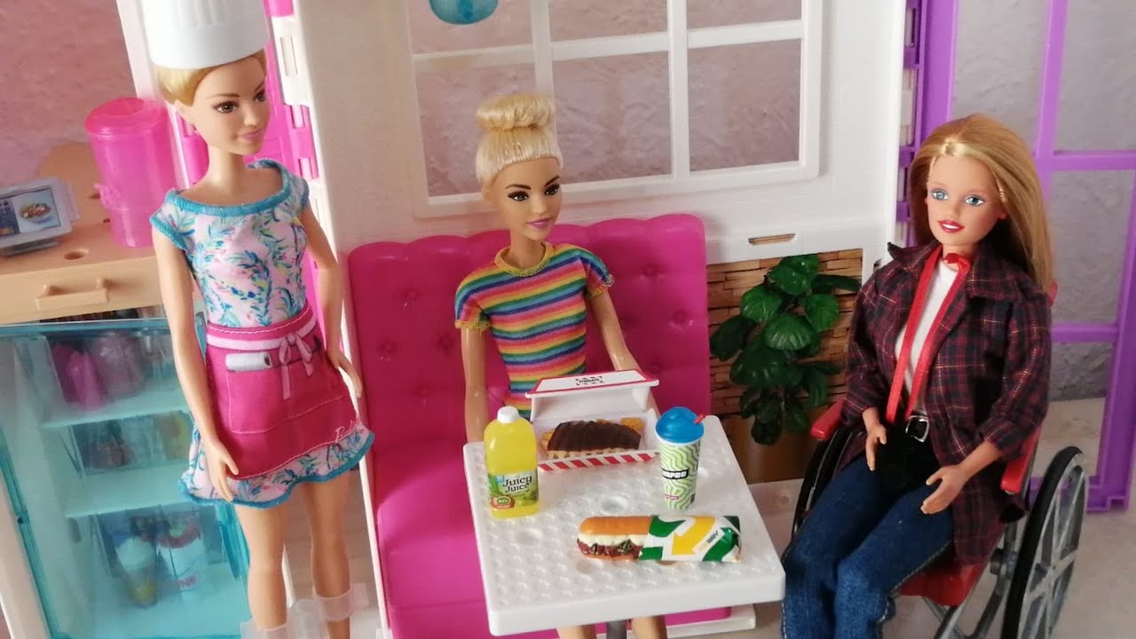 Vamos al restaurante Cook n Grill! Barbie Historias de muñecas