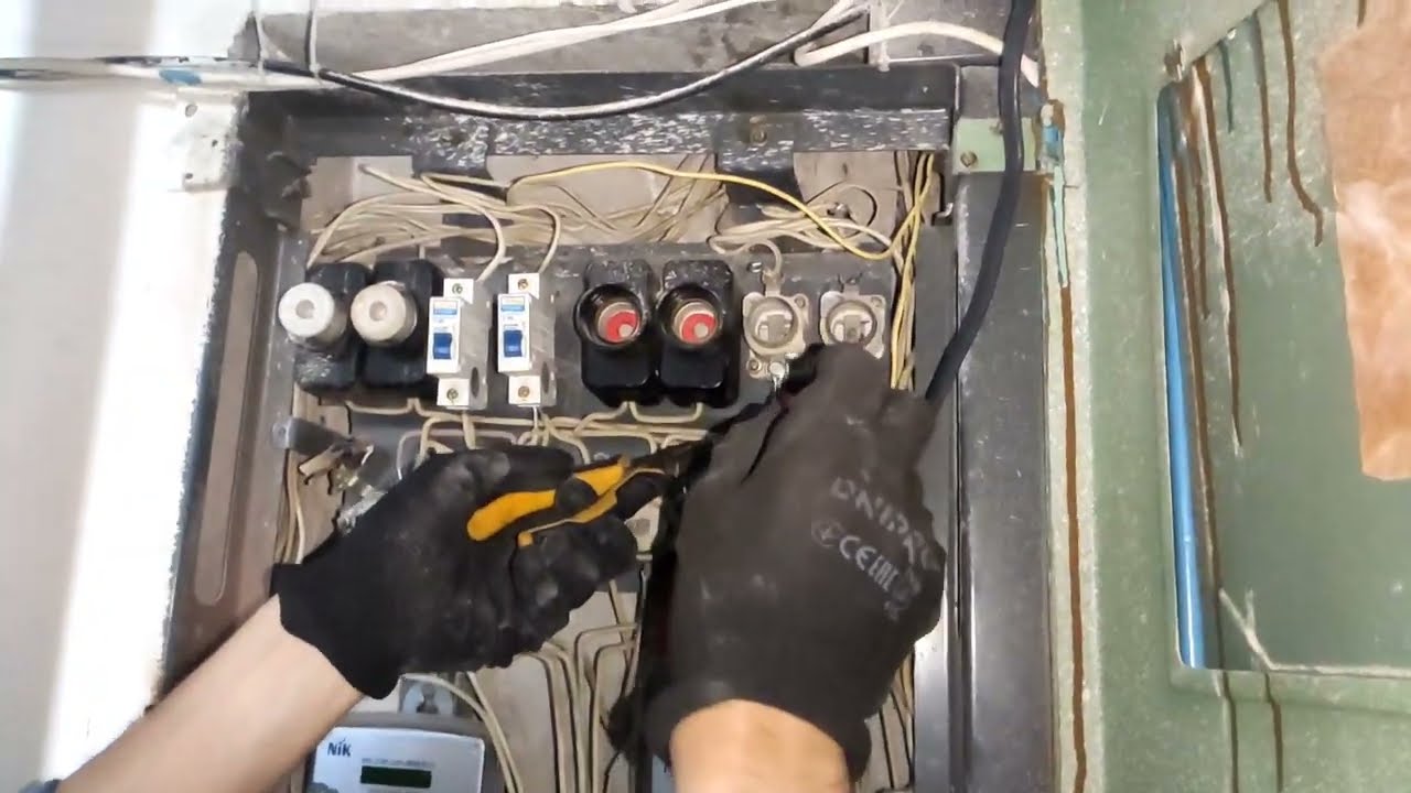 Замена старых пробок на автоматические выключатели | Работа под ...